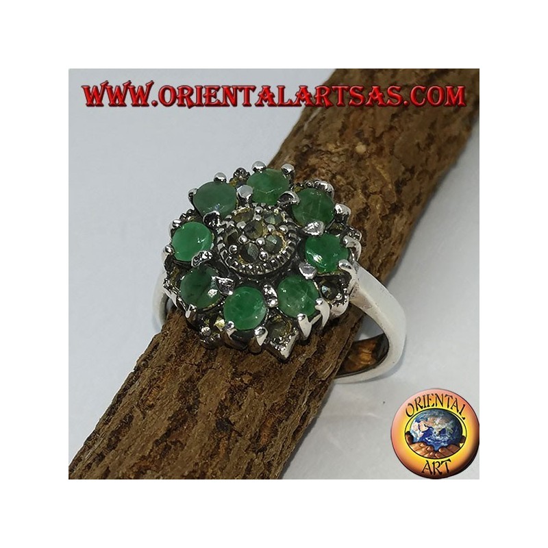 Anillo de plata en flor con 8 esmeraldas redondas naturales rodeadas de marcasitas.
