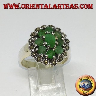 Anello in argento con 1 smeraldo ovale ed 8 smeraldi tondi naturali contornato di marcasiti