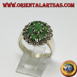 Bague en argent avec 1 émeraude ovale et 8 émeraudes rondes naturelles entourées de marcassites