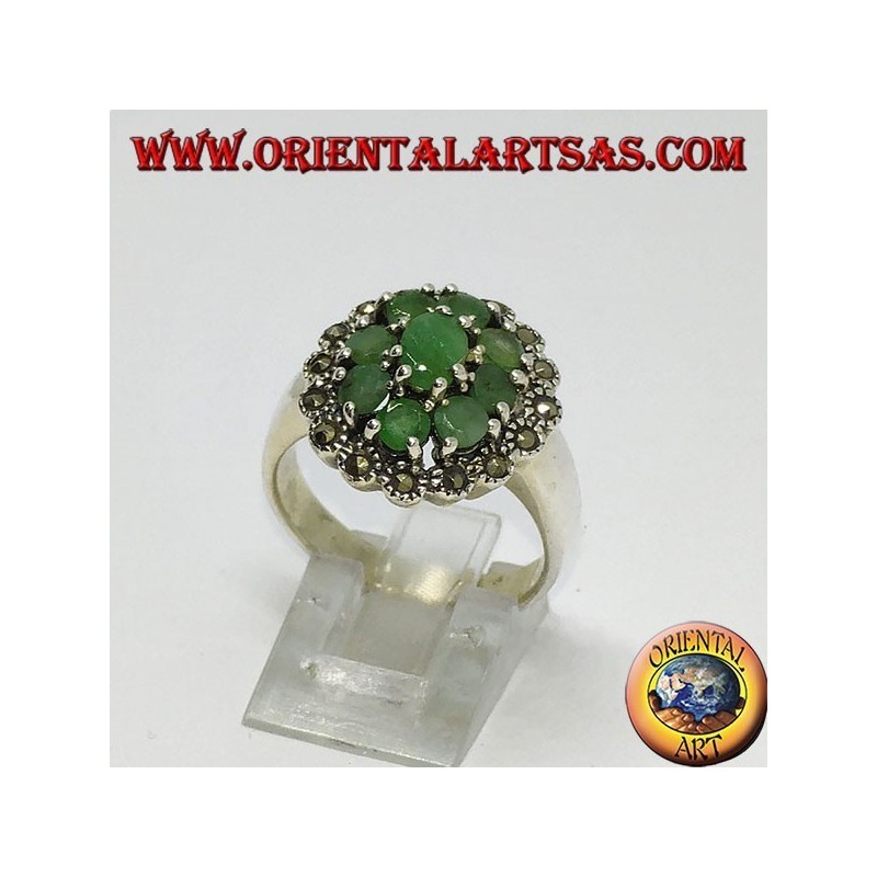 Bague en argent avec 1 émeraude ovale et 8 émeraudes rondes naturelles entourées de marcassites