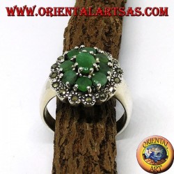 Anillo de plata con 1 esmeralda ovalada y 8 esmeraldas redondas naturales rodeadas de marcasitas