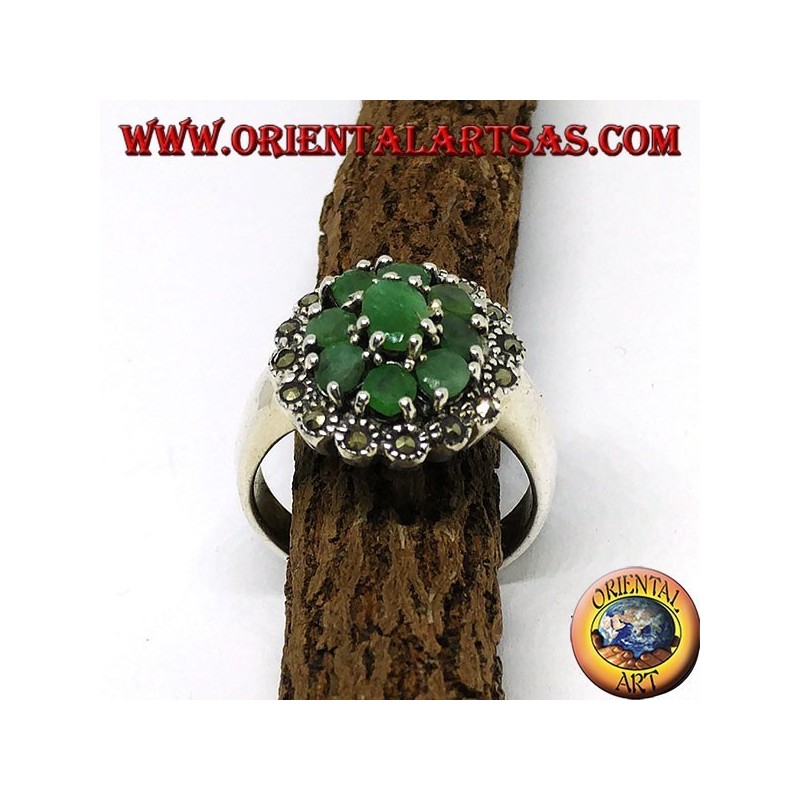 Bague en argent avec 1 émeraude ovale et 8 émeraudes rondes naturelles entourées de marcassites