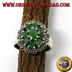 Bague en argent avec 1 émeraude ovale et 8 émeraudes rondes naturelles entourées de marcassites
