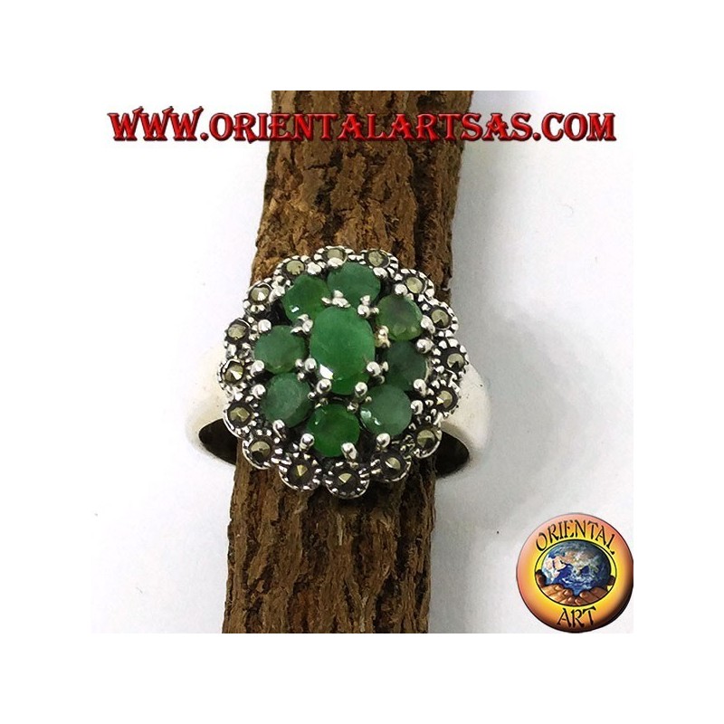 Bague en argent avec 1 émeraude ovale et 8 émeraudes rondes naturelles entourées de marcassites