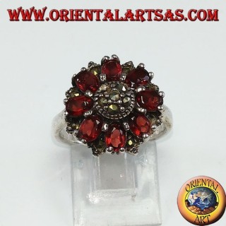 Anillo de plata en forma redonda con 8 granates ovalados naturales y marcasita.