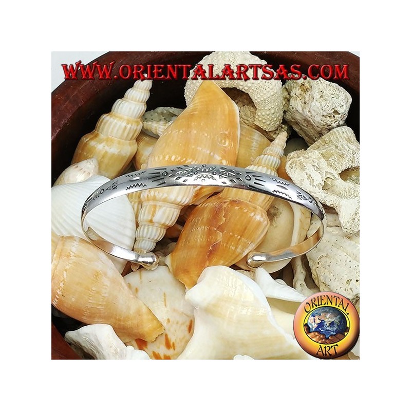 Pulsera rígida de plata, grabada con maorí hecha a mano.