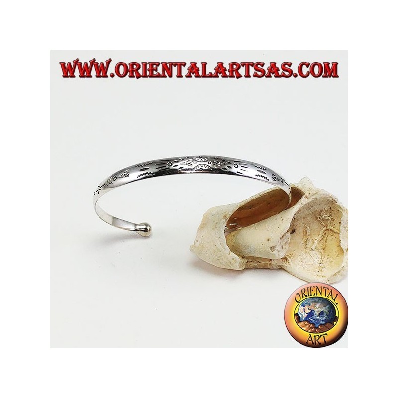 Pulsera rígida de plata, grabada con maorí hecha a mano.