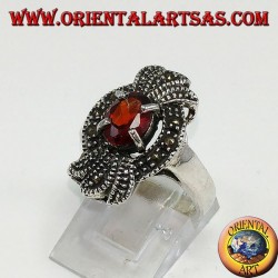 Anillo de plata, lazo de marcassita con una granada ovalada natural incrustada.