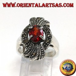 Bague en argent, noeud en marcassite avec une grenade ovale naturelle incrustée