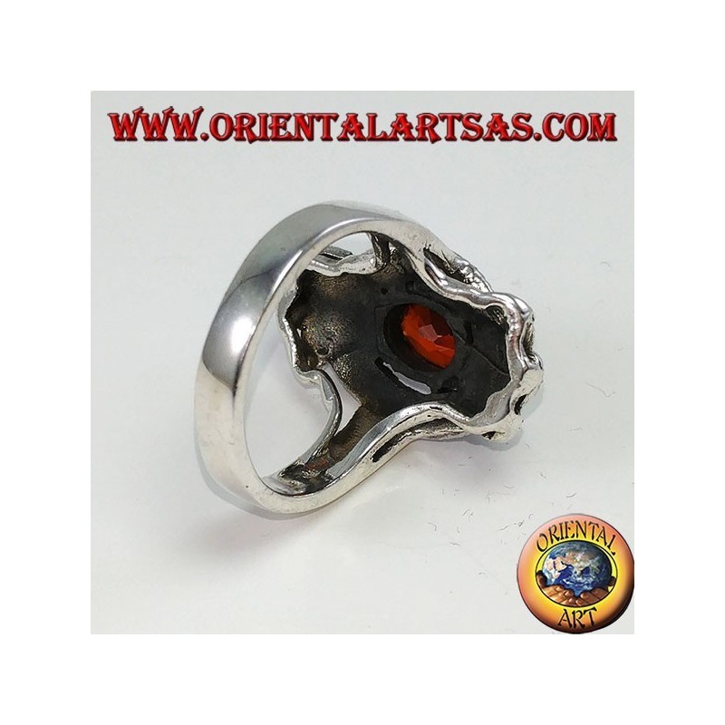 Anillo de plata, lazo de marcassita con una granada ovalada natural incrustada.
