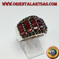 Anillo de plata con 18 granates ovalados naturales.