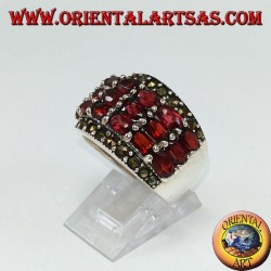 Anillo de plata con 18 granates ovalados naturales.