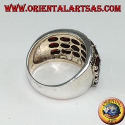 Anillo de plata con 18 granates ovalados naturales.