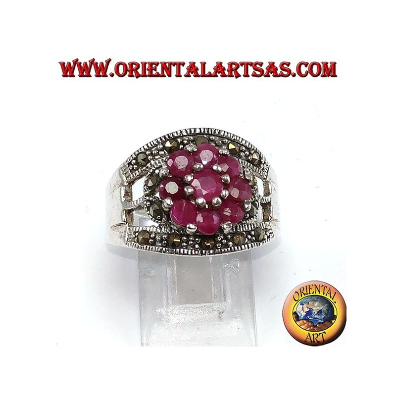 Anillo de plata con una flor engastada con 9 rubíes redondos