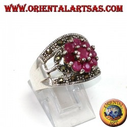 Bague en argent avec une fleur sertie de 9 rubis ronds