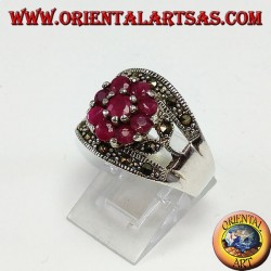 Anillo de plata con una flor engastada con 9 rubíes redondos