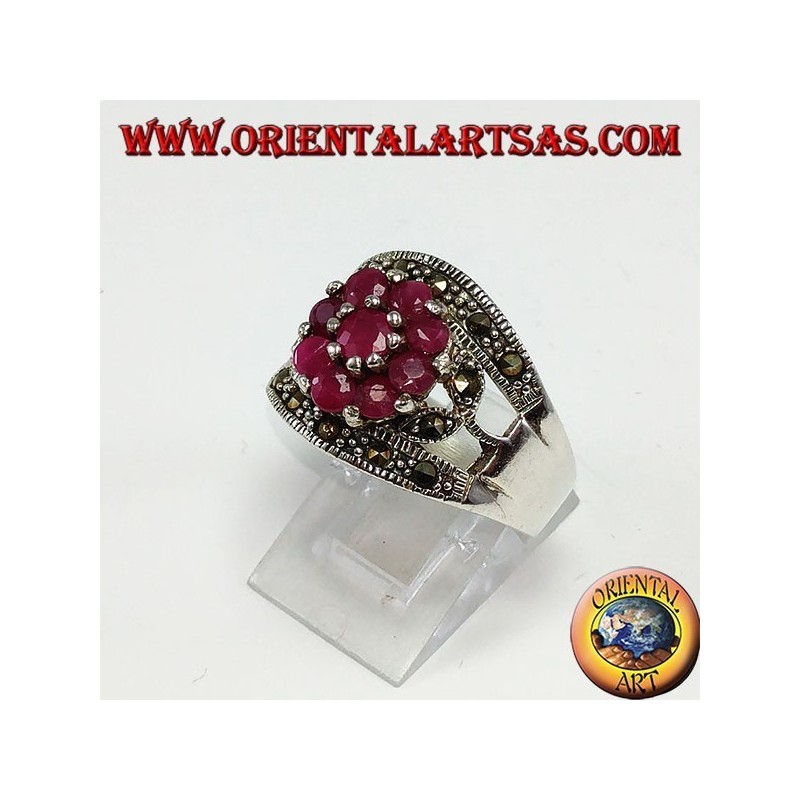 Anillo de plata con una flor engastada con 9 rubíes redondos