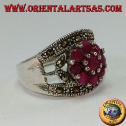 Bague en argent avec une fleur sertie de 9 rubis ronds