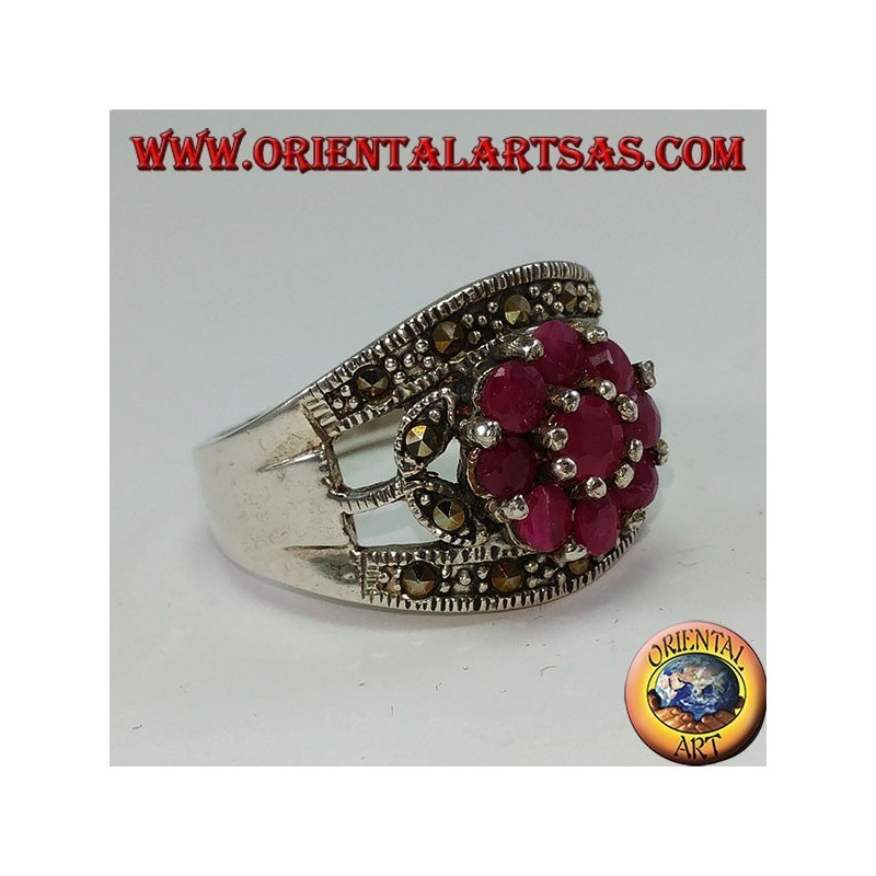 Anillo de plata con una flor engastada con 9 rubíes redondos