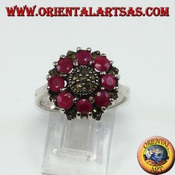 Bague en argent avec 8 rubis ronds et marcassites au centre