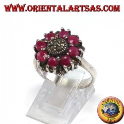 Bague en argent avec 8 rubis ronds et marcassites au centre
