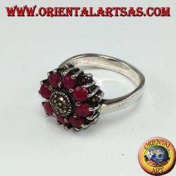 Bague en argent avec 8 rubis ronds et marcassites au centre