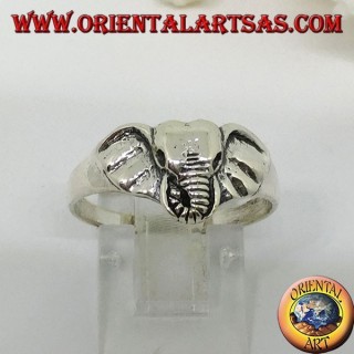 Anillo de plata con cabeza de elefante.