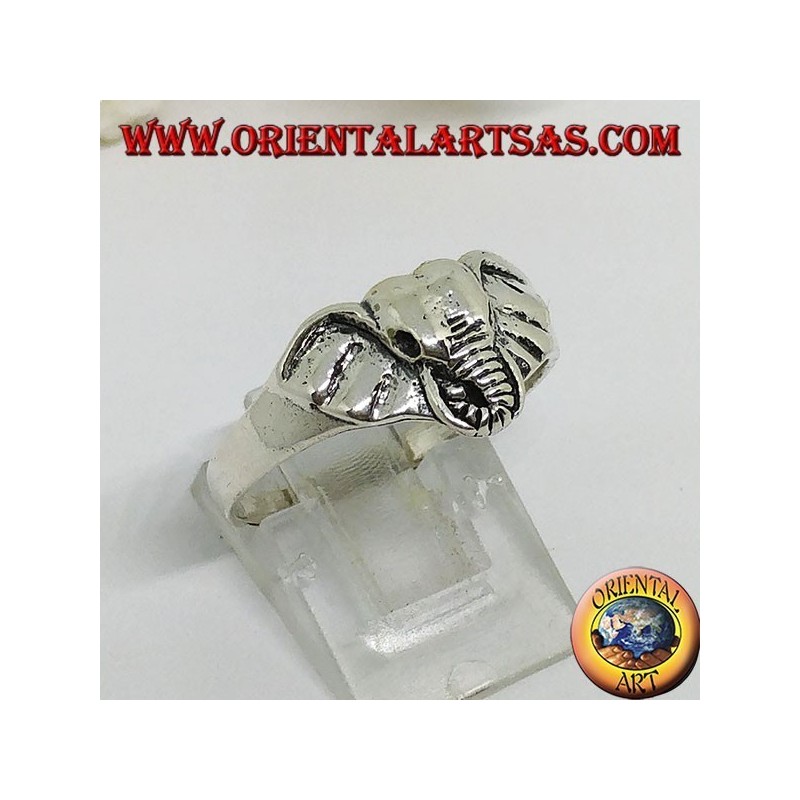 Anillo de plata con cabeza de elefante.