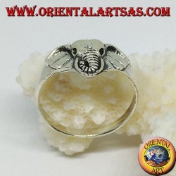 Anillo de plata con cabeza de elefante.