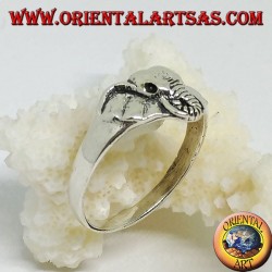 Anillo de plata con cabeza de elefante.