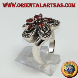 Anillo de plata con forma de flor con 5 granates lanzadera y una ronda central.