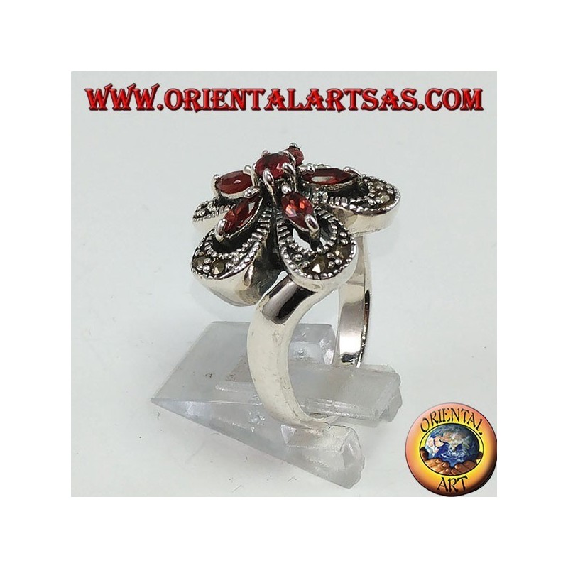 Bague en argent en forme de fleur avec 5 navettes et un rond central