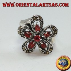 Silver ring in the shape of a flower with 5 shuttle garnets and a central round