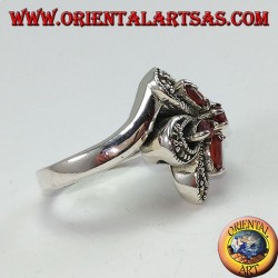 Silver ring in the shape of a flower with 5 shuttle garnets and a central round
