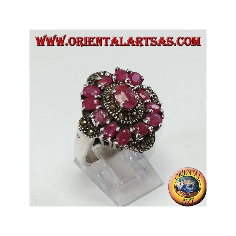 Anillo de plata con 13 rubíes ovalados engastados y marcassite.