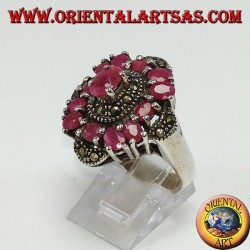 Bague en argent sertie de 13 rubis ovales et ornée de marcassite