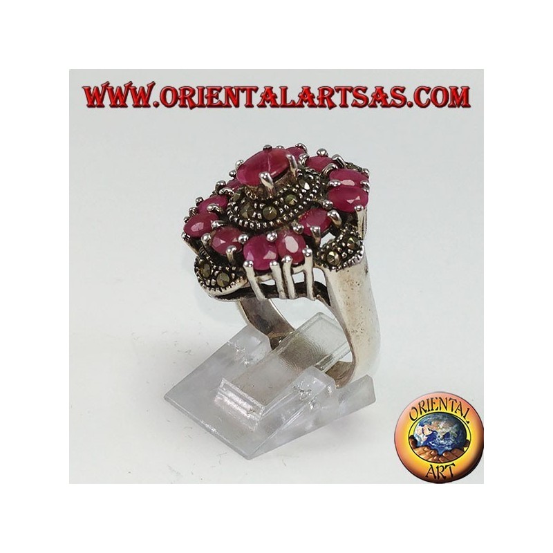 Anillo de plata con 13 rubíes ovalados engastados y marcassite.