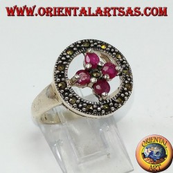 Anello in argento tondo con una crocetta di 4 rubini tondi incastonati 