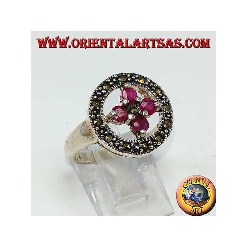 Bague ronde en argent avec une croix de 4 rubis ronds