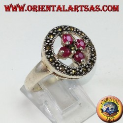 Bague ronde en argent avec une croix de 4 rubis ronds