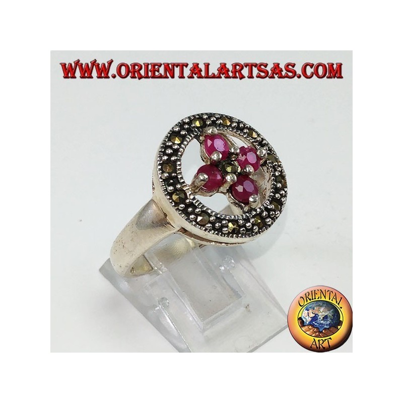Anillo redondo de plata con una cruz de 4 rubíes redondos.