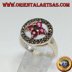 Bague ronde en argent avec une croix de 4 rubis ronds