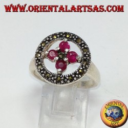 Bague ronde en argent avec une croix de 4 rubis ronds