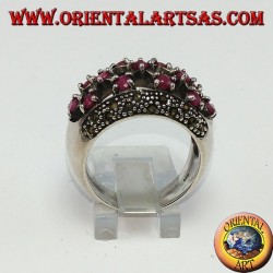 Bague en argent avec bande perforée arrondie avec 13 rubis sertis