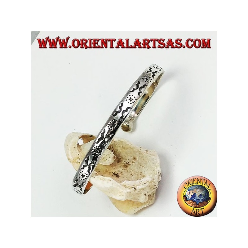Steifes Armband in Silber mit von Hand gravierten Sternen und Wolken