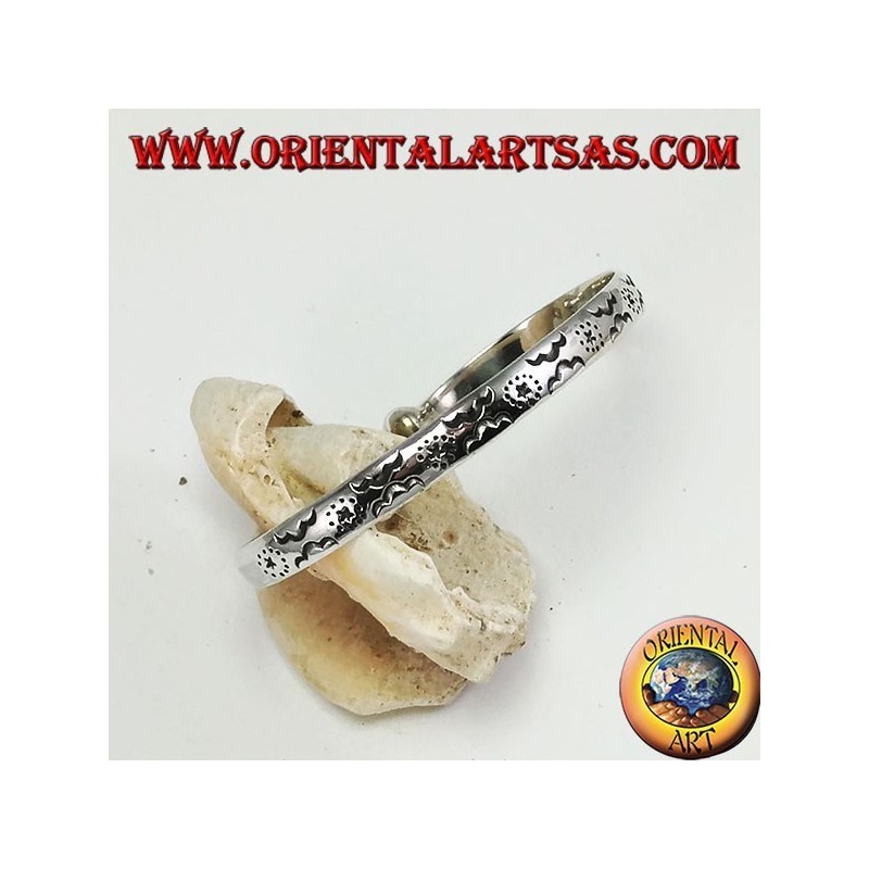 Bracciale rigido in argento,  con stelle e nuvole incisi a mano
