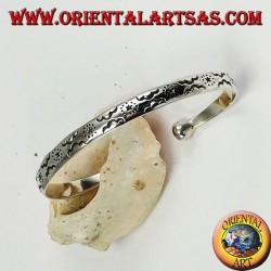 Steifes Armband in Silber mit von Hand gravierten Sternen und Wolken