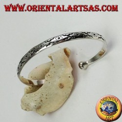 Steifes Armband in Silber mit von Hand gravierten Sternen und Wolken