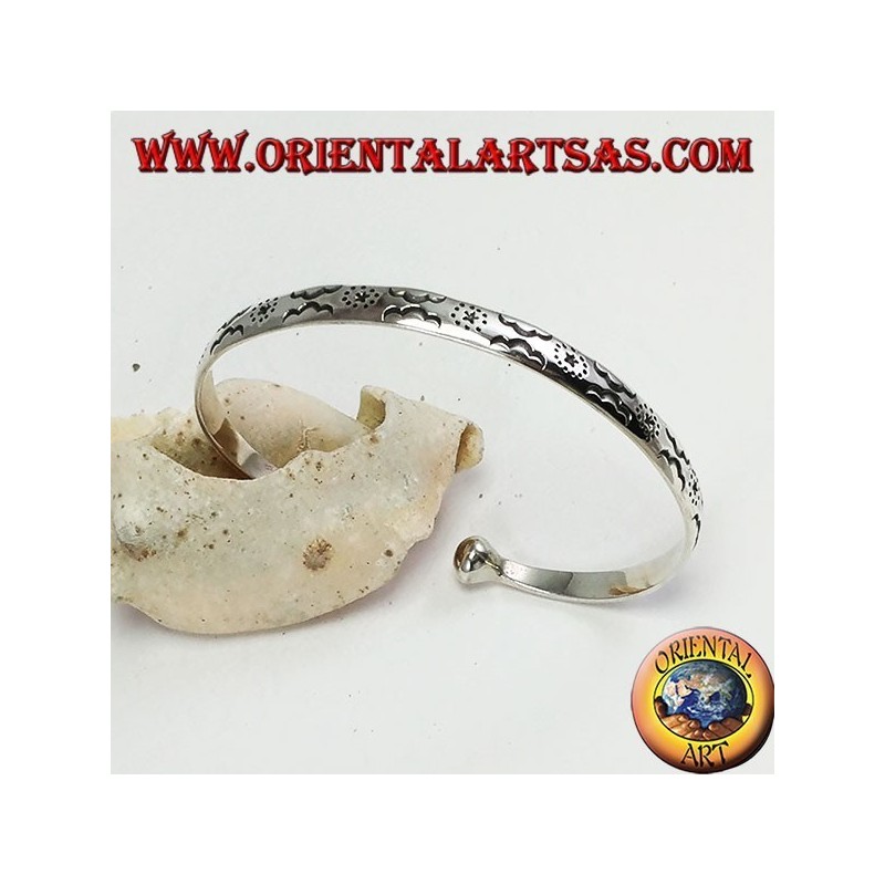Steifes Armband in Silber mit von Hand gravierten Sternen und Wolken