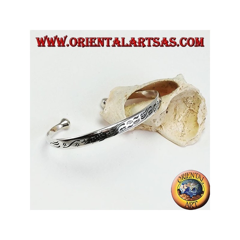 Pulsera de plata con grabados tribales hechos a mano.